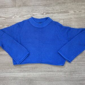 Blue cropped sweater
Has pilling all  due to normal wear
Open to offers
